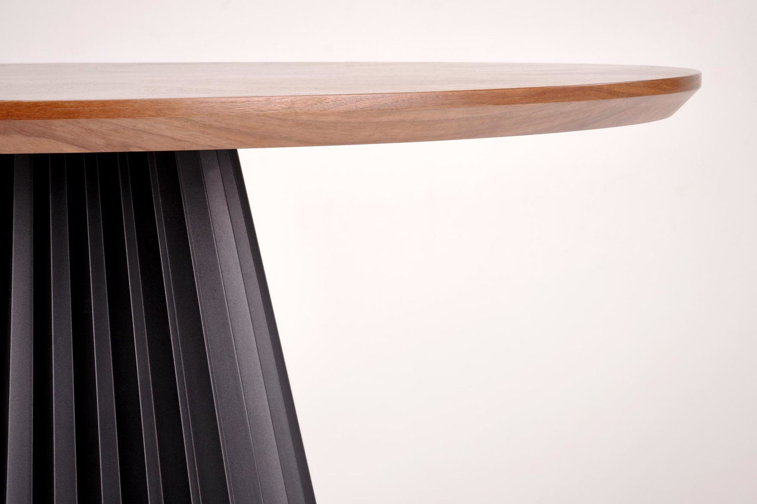 HEVELIUS stół, blat - orzechowy, noga - czarny