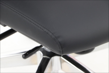 AKCENT PU  Fotel biurowy obrotowy/czarny podstawa chromowana